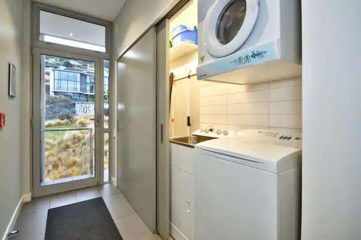 Luxury Lakeview 2 Bedroom Apartment Куийнстаун Екстериор снимка
