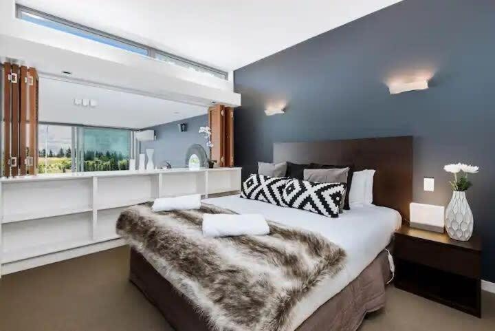 Luxury Lakeview 2 Bedroom Apartment Куийнстаун Екстериор снимка