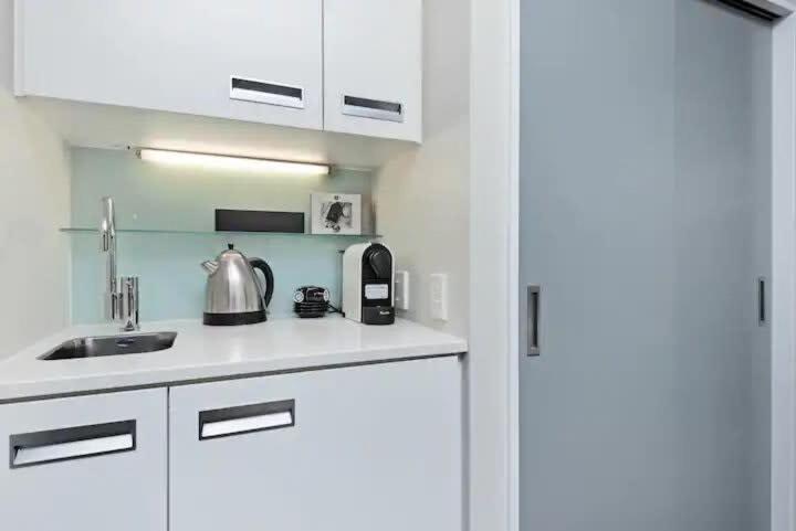 Luxury Lakeview 2 Bedroom Apartment Куийнстаун Екстериор снимка