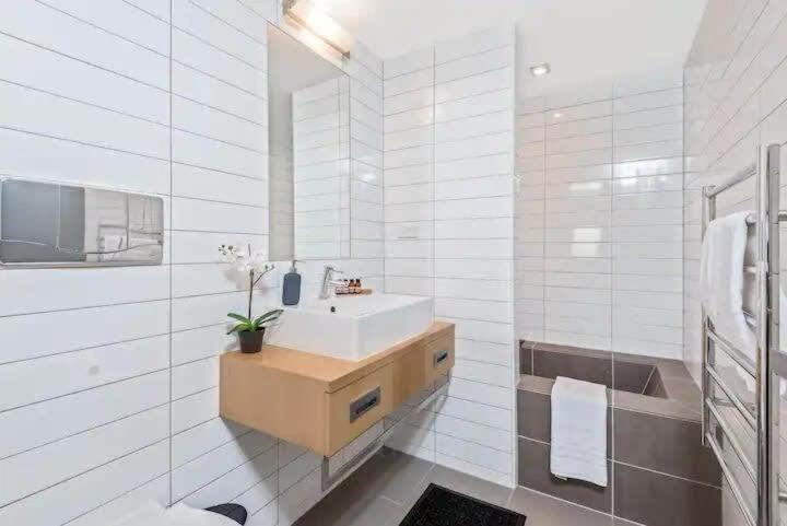 Luxury Lakeview 2 Bedroom Apartment Куийнстаун Екстериор снимка