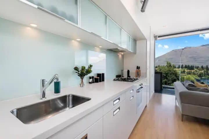 Luxury Lakeview 2 Bedroom Apartment Куийнстаун Екстериор снимка