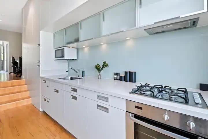 Luxury Lakeview 2 Bedroom Apartment Куийнстаун Екстериор снимка