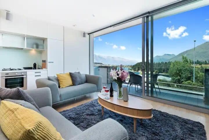 Luxury Lakeview 2 Bedroom Apartment Куийнстаун Екстериор снимка