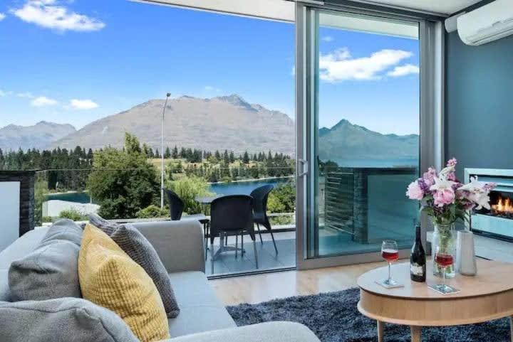 Luxury Lakeview 2 Bedroom Apartment Куийнстаун Екстериор снимка
