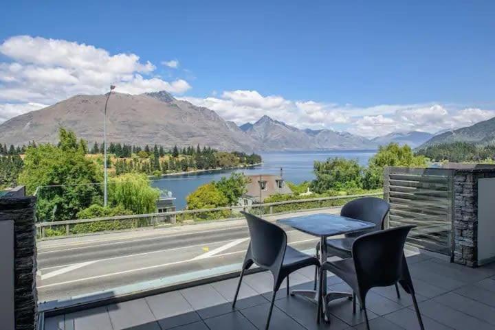 Luxury Lakeview 2 Bedroom Apartment Куийнстаун Екстериор снимка